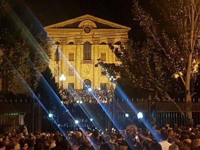 Протестующие в Ереване выдвинулись в сторону парламента Армении