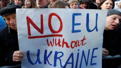 Почти 30% украинцев хотели бы эмигрировать в Европу или США
