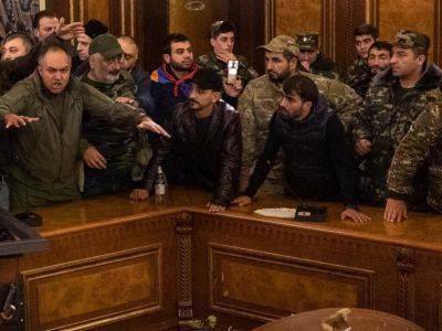 В Армении задержали шесть человек за призывы к захвату власти и избиение спикера парламента