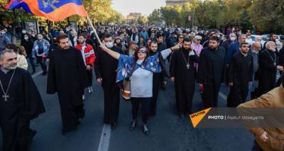 "Мы не можем жить во вражеском кольце!" Почему жительницы Карабаха пришли на митинг