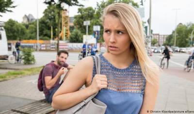 И комплимента не сказать... В Германии хотят запретить словесный флирт на улице