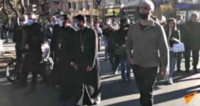 "Священники рядом": служители церкви присоединились к митингу оппозиции в Ереване