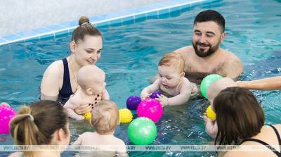РЕПОРТАЖ: Малыши в бассейне - нет и года, а плавают лучше некоторых взрослых