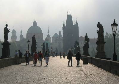 Два иностранца в Праге осквернили Карлов мост