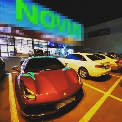 «В супермаркет за покупками на Ferrari»: в Киеве заметили суперкар за 12 млн