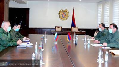 Российские военные обсудили с Минобороны Армении миротворческую миссию