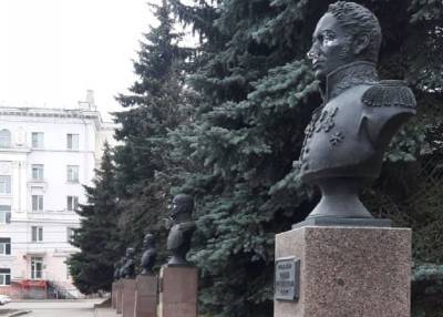 Следователи инициировали проверку по факту осквернения бюстов Героев в Смоленске