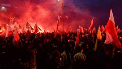 Полиция попыталась разогнать марш националистов в Варшаве слезоточивым газом