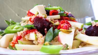 Необычный рецепт: салат с киноа, свеклой, яблоками и сыром