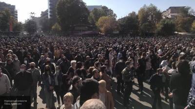 Массовые протесты и стычки с полицией захлестнули Ереван