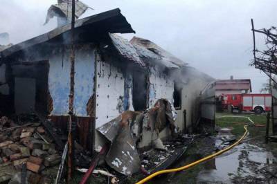 Во Львовской области ночью дотла сгорел деревянный дом