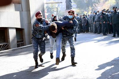 Протестующие разгромили офис фонда Сороса в Ереване