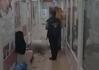 В Ленинградской области женщину зарубили в торговом центре