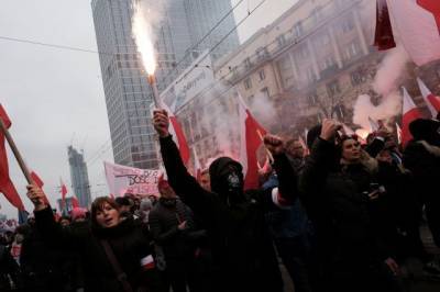 Польская полиция применила газ на Марше независимости в Варшаве