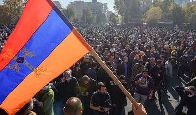 Протестующие в Армении потребовали от Никола Пашиняна до полуночи покинуть пост