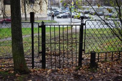 Петербуржцы считают, что закрытая калитка в парке Политеха создает опасную зону