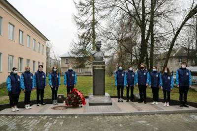 Памятник Герою СССР открыли в Ленинградской области после реставрации