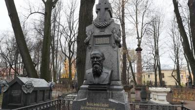 В Петербурге открыли отреставрированный памятник Достоевскому