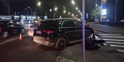 В Киеве судья на Mercedes сбил подростка на мотоцикле