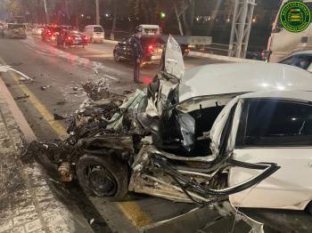 22-летний водитель потерял управление и разбил Lacetti на мосту в Чиланзарском районе Ташкента