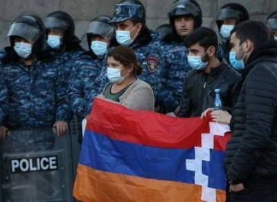 Тысячи армян потребовали отставки премьера