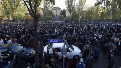 Полицейские пытаются оттеснить протестующих от здания парламента в Ереване