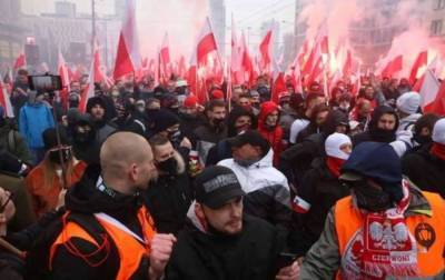 Марш в Варшаве: полиция применила оружие из-за ранения силовиков
