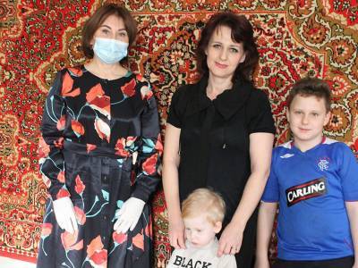 Депутат Смоленской облдумы передала подарки многодетной маме из Ярцева