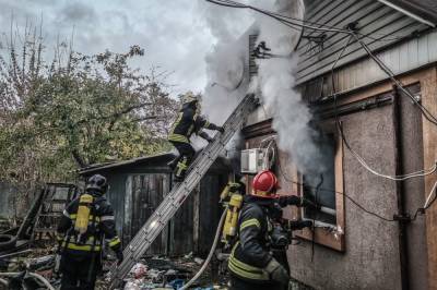 В Киеве на Подоле горел частный дом (фото)