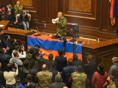Политолог порассуждал о смене власти в Армении
