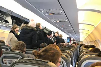 Самолет совершил экстренную посадку из-за оставшейся без штанов пассажирки