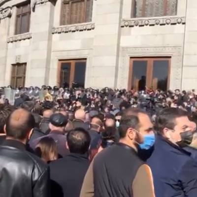 Большая часть митингующих ушла от здания парламента Армении в Ереване