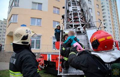 Сотрудники МЧС спасли семью на пожаре в Минске
