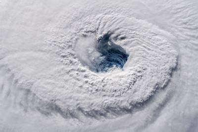 Исследование: ураганы над сушей стали ослабевать в два раза медленнее