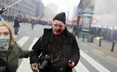 На Марше независимости в Варшаве полиция открыла огонь, ранен журналист
