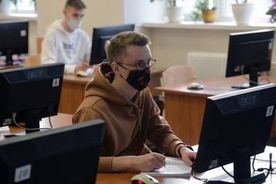 Студентов Москвы и Петербурга перевели на дистанционное обучение