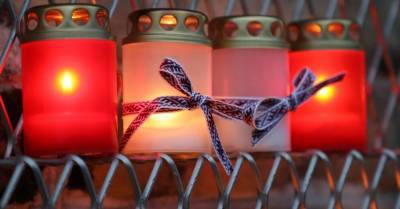ФОТО: рижане принесли свечи к Рижскому замку, отмечая день Лачплесиса