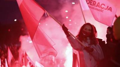В Варшаве масштабный митинг ультраправых активистов перерос в столкновения с полицией — фото, видео