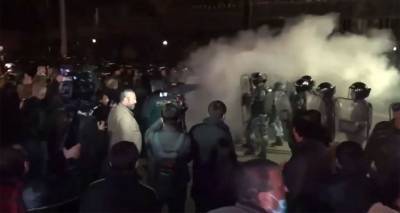 Полиция задержала мужчину, бросившего дымовую шашку во время мирного митинга