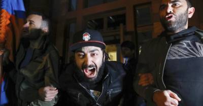 Жертвы самообмана. Потрясенные поражением в войне армяне требуют отставки премьера