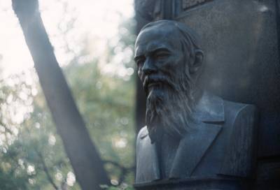 В День рождения Достоевского на его могиле в Петербурге открыли обновленный памятник