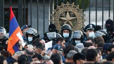 Протесты и ультиматумы: Пашиняну приходится прятаться от митингующих?
