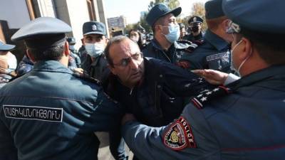 «Все плачут!» Оппозиционеры пришли к зданию Службы нацбезопасности Армении