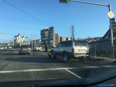 Две машины обновили перекресток в Южно-Сахалинске, столкнувшись на нем