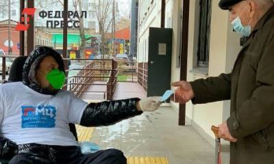 Пермский молодежный центр раздает маски возле социальных объектов