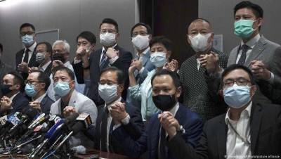 Все оппозиционные депутаты Гонконга подали в отставку после отстранения их коллег за непатриотические действия
