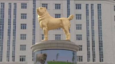 Национальный герой: В Туркмении поставили золотой памятник собаке алабаю