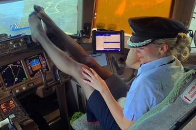 Стюардесса в юбке задрала ноги в кабине пилотов и удивила пользователей сети