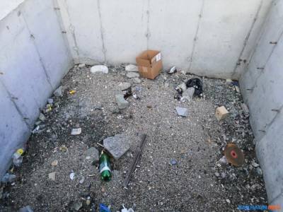 Заготовки под клумбы-скамейки на Компроспекте в Южно-Сахалинске приняли за мусорные урны