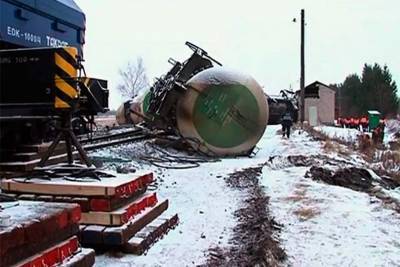 В Иркутской области пьяный мужчина угнал автокран и на нем врезался в поезд